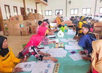 Dinsos Pamekasan Salurkan BLT DBHCHT Kepada Buruh dan Petani Tembakau