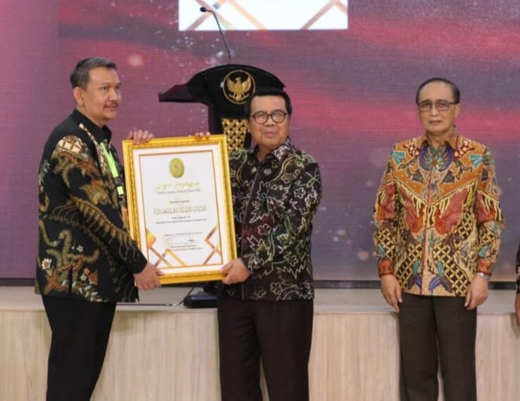 Ketua MARI Prof. Dr. H. Muhammad Syarifuddin, SH.,MH saat memberikan piagam penghargaan peringkat 3 lomba Posbakum tingkat nasional pada Ketua PN/PHI Gresik, Agus Walujo Tjahjono, SH., MHum