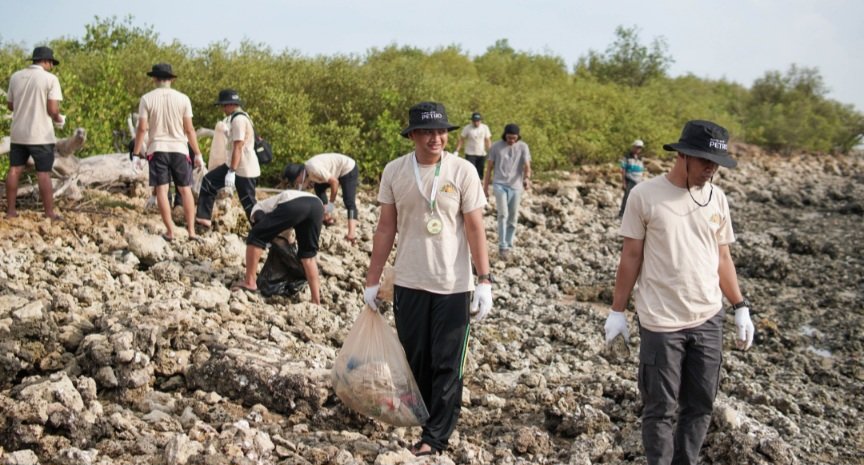 Peringati Hari Menanan Pohon Indonesia, Petrokimia Gresik Tanam 2.000 Bibit Mangrove