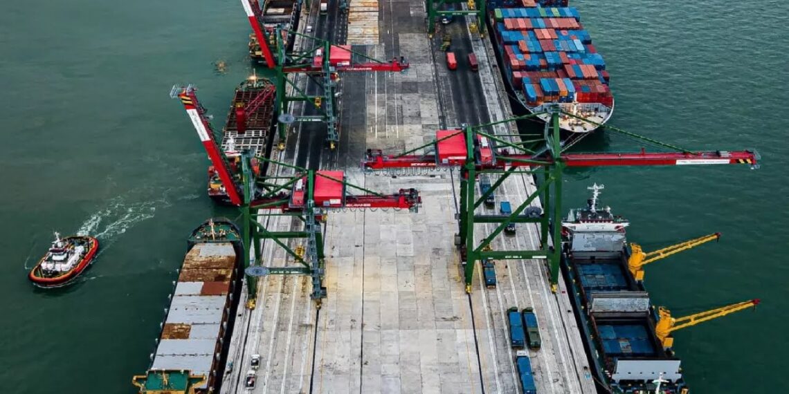 Ilustrasi kapal di Terminal Teluk Lamong. (foto: Humas PT Terminal Teluk Lamong).