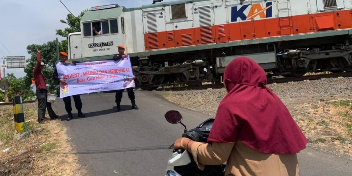 KAI Daop 8 imbau pengguna jalan raya untuk "Berhenti, Melihat Dan Mendengar" ketika melintas Di perlintasan KA. (ist)