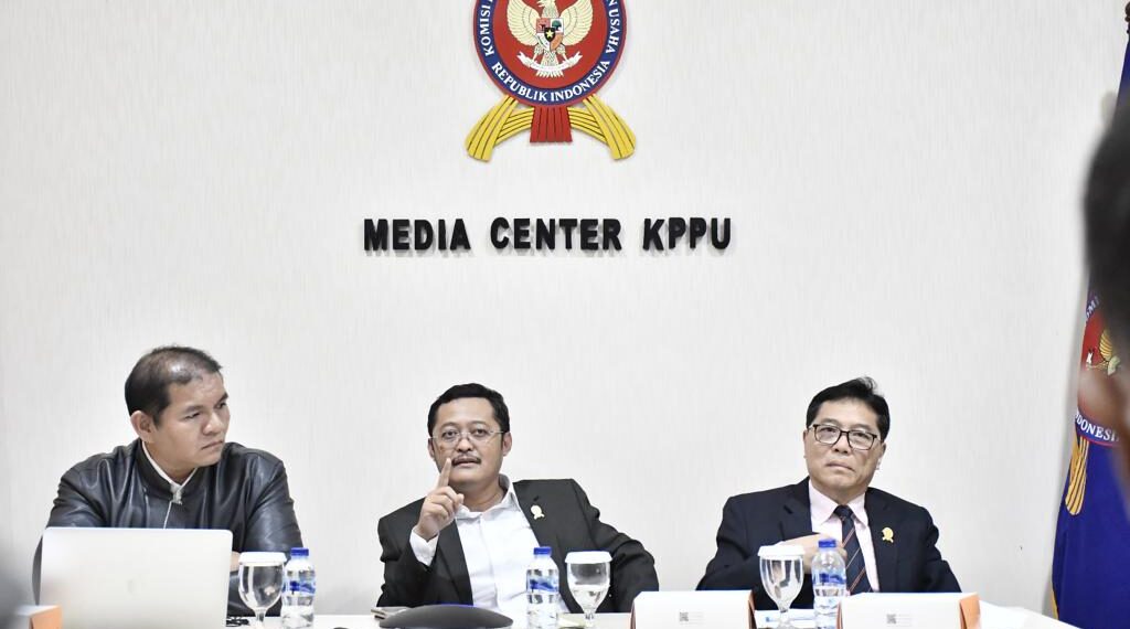 Ketua KPPU, Prof. M. Afif Hasbullah (tengah) dalam diskusi media secara hybrid di Kantor Pusat KPPU Jakarta, Senin (4/12/2023). (ist)