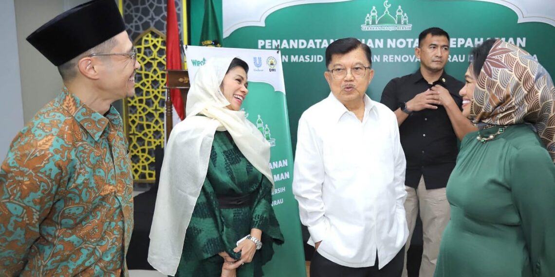 Dr. (H.C.) Drs. H. M Jusuf Kalla, Ketua Umum DMI bersama Ira Noviarti (kanan) Presiden Direktur Unilever Indonesia usai penandatanganan MoU, Selasa (5/12/2023). (ist)
