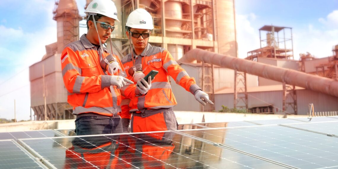 Pemanfaatan solar panel untuk operasional di Pabrik Rembang, Jawa Tengah. (foto: ist)