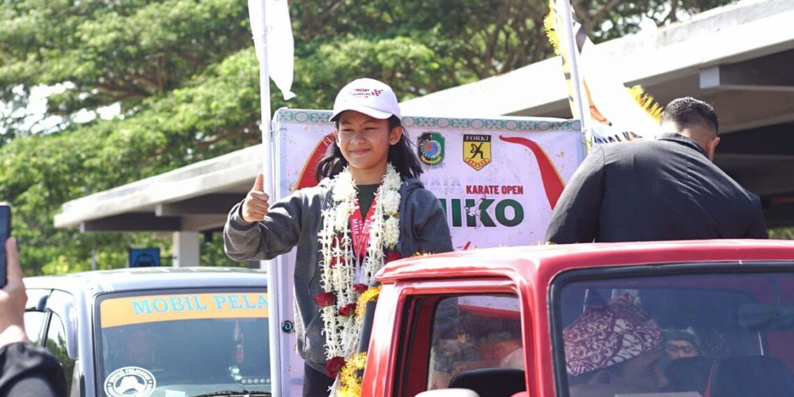 Aldhea Azarina Bharata disambut meriah warga saat tiba di Banyuwangi