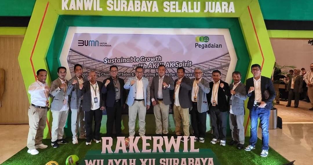 Direktur Keuangan & Perencanaan Startegis Pegadaian Ferdian Timur Satyagraha, Pemimpin PT Pegadaian Kanwil XII Surabaya Mulyono Rekso serta para Deputi Bisnis Kanwil XII Surabaya. (foto: ist)