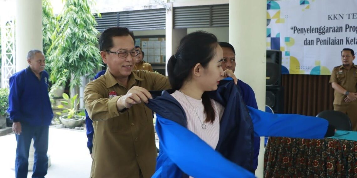 Penyematan Jaket KKN oleh Kalaksa BPBD Sidoarjo, Dwijo Prawito. (foto: ist)