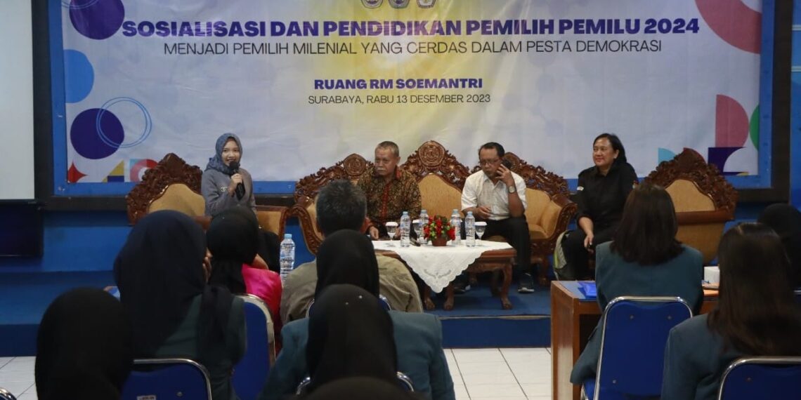 FIA Unitomo bersama KPU Jatim menggelar Sosialisasi dan Pendidikan Pemilih Pemilu 2024, Rabu (13/12/2023) di kampus Unitomo. (foto: ist)