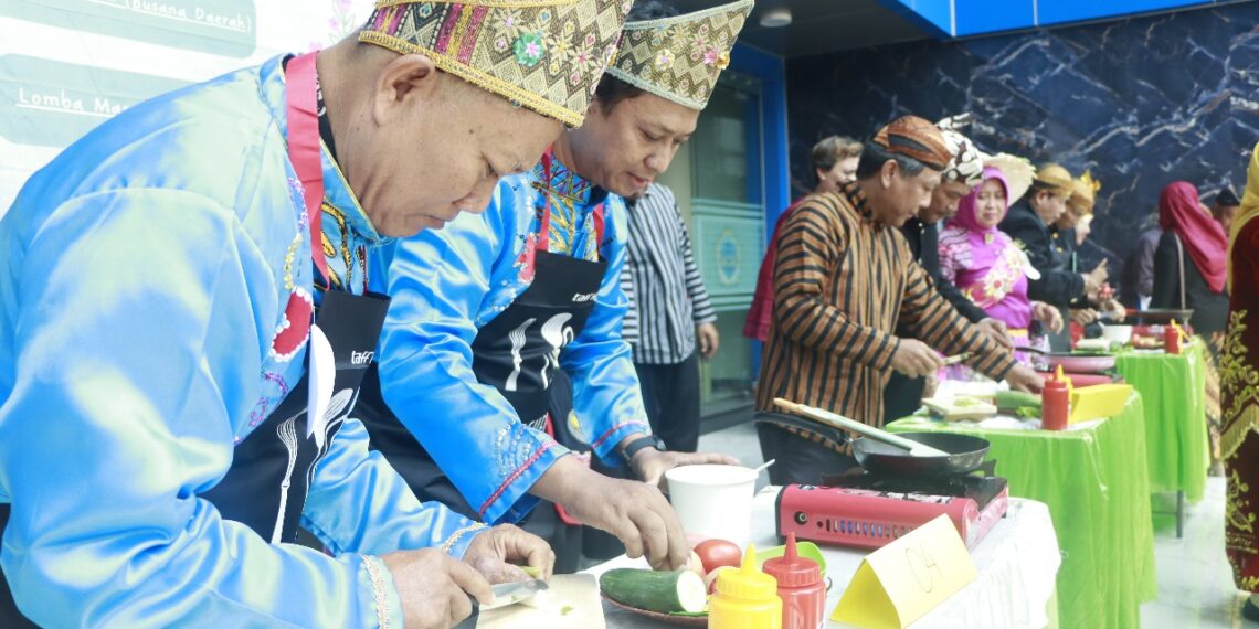 Gebyar Hari Ibu di Kampus Unitomo 1 Lomba memasak bapak-bapak yang diikuti dosen dan karyawan Unitomo. (foto2: ist)