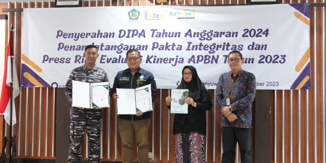 Penyerahan simbolis DIPA dan buku daftar alokasi TKD Banyuwangi Tahun Anggaran 2024