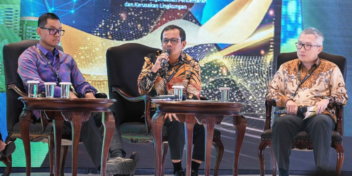 Dirut SIG Donny Arsal (tengah) saat Talkshow Green Leadership, di Hotel Bidakara, Jakarta, Rabu (20/12/2023). (foto: ist)