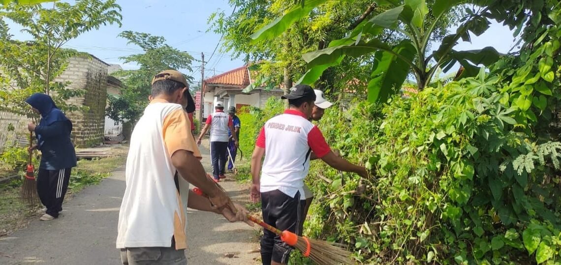 Aksi Gotong Royong Masyarakat Asem Raja Bangun Akses Jalan 1