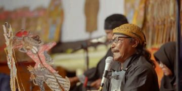 Dalang Sarijo memainkan wayang dari sampah saat pertunjukan Wayang Jazz Baruwani dalam peringatan Hari Wayang Nasional di Kec. Adipala, Kab. Cilacap, Jawa Tengah, 2 November 2023. (foto: ist)