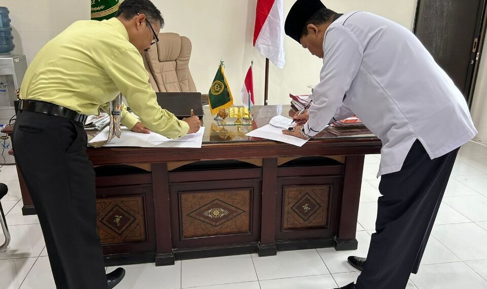 Ketua PA Gresik saat mendatangani MoU pengelolaan Posbakum dengan direktur YLBH Fajar Trilaksana