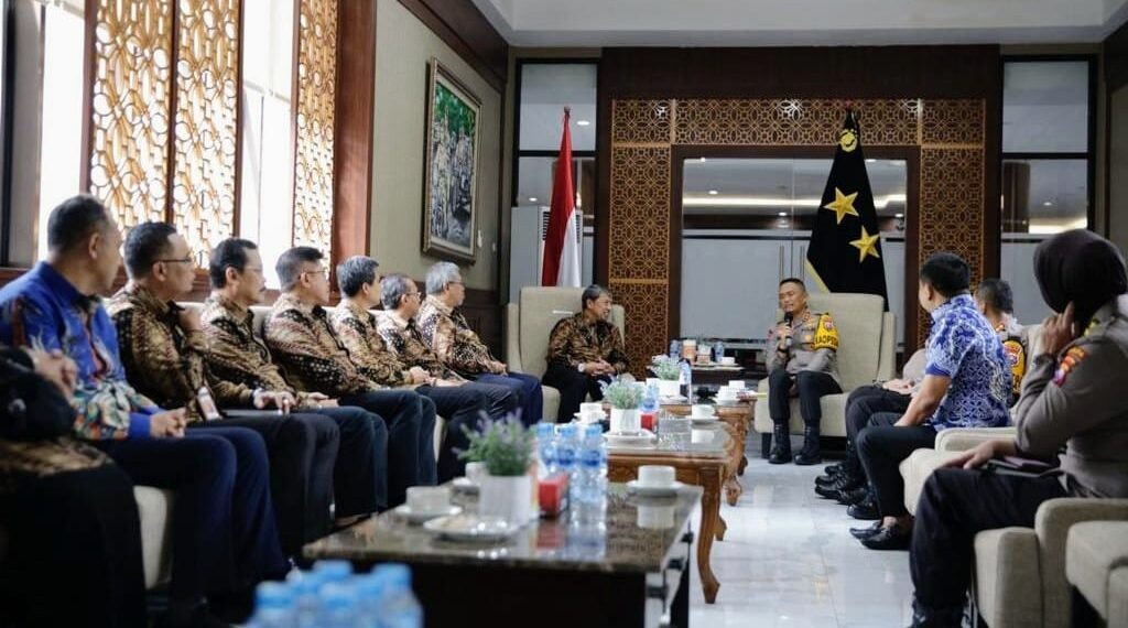 Kepala Perwakilan Kemenkeu Jatim Taukhid bersama seluruh Pimpinan Unit Eselon II Kemenkeu Jatim saat melakukan kunjungan ke Polda Jatim. (foto: ist)