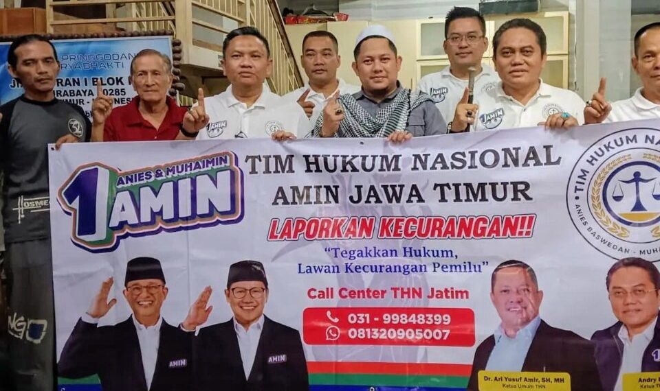 Ketua THN AMIN Jatim, Andry Ermawan SH (kedua dari kanan) dan Ketua DPW Sobat Anies Jatim Gus Adi (berkopiah) bersama tim lainnya. Foto: ist