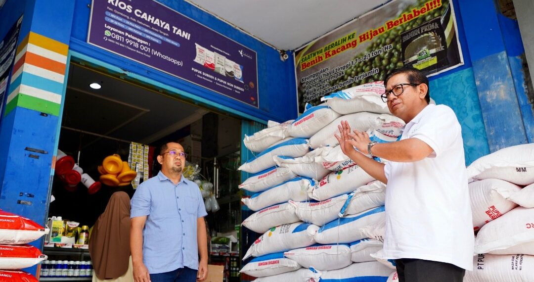 Pastikan Kesiapan Stok Pupuk, Direksi Petrokimia Gresik Blusukan ke Distributor dan Kios 1 Direktur Utama Petrokimia Gresik, Dwi Satriyo Annurogo (baju putih) saat mengunjungi distributor dan kios yang ada di Kabupaten Kebumen, Jawa Tengah