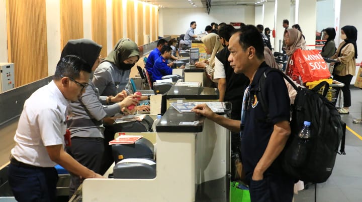 Selama Libur Nataru 2023/24, Bandara Juanda Melayani 636 Penumpang, Naik 12,48% 1 Puncak pergerakan pesawat, penumpang & kargo pada libur nataru 2023/24 terjadi pada 22 Desember 2023 sebanyak 49.743 penumpang dengan 316 flight dan 234.749 kg kargo. (foto: ist)