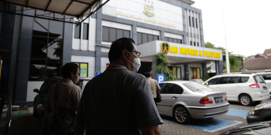 Tersangka tindak pidana perpajakan berinisial SS diserahkan ke Kejari Surabaya setelah berkas dinyatakan lengkap atau P-21. (foto: ist)