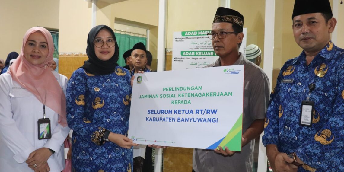 Ipuk Fiestiandani menyerahkan secara simbolis BPJS Ketenagakerjaan kepada perwakilan RT dan RW