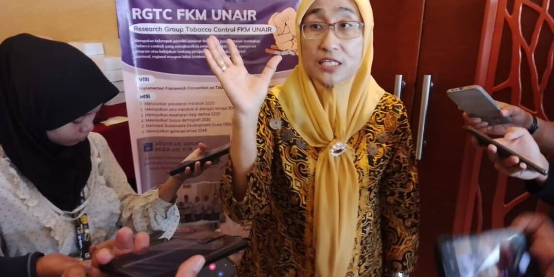 Ketua RGTC & Dekan FKM Unair Prof Dr dr Santi Martini MKes saat memberikan keterangan ke media. (foto2: hari/bidik.news)