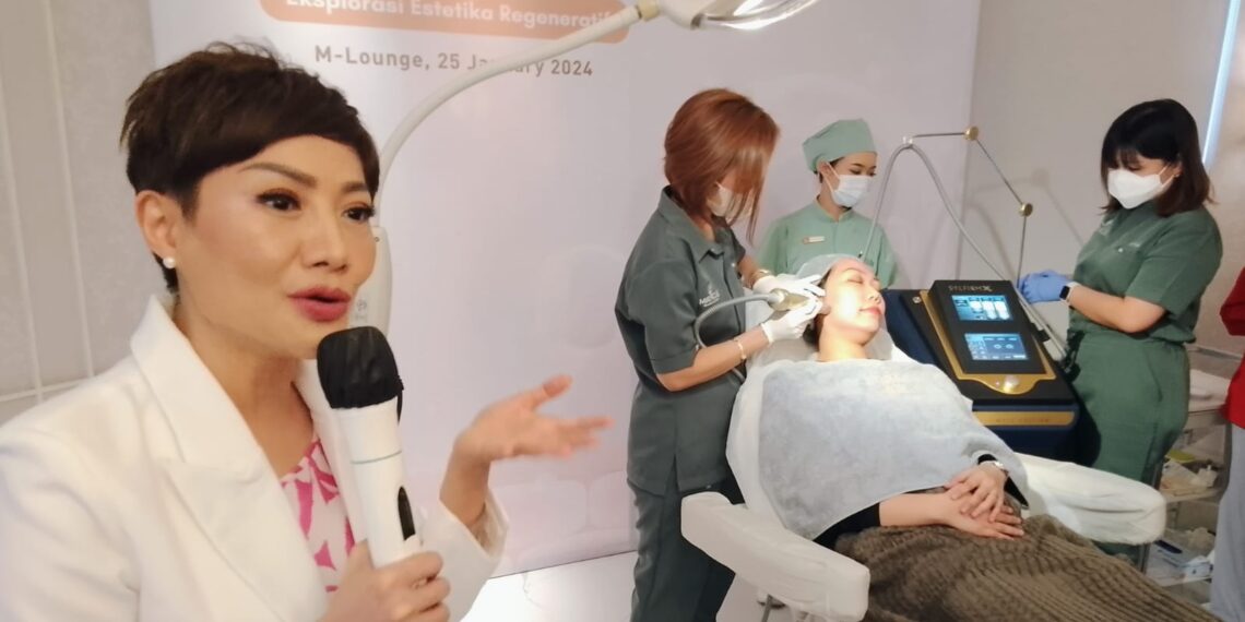 dr. Lanny Juniarti Dipl. AAAM, CEO Miracle Group menjelaskan ke awak media demo treatment Dual RF Microneedling with Bio Exosome. (foto: hari/bidik.news)