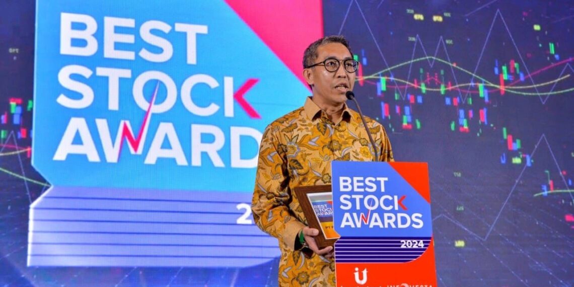 Sekretaris Perusahaan PGN Rachmat Hutama saat menerima penghargaan Best Stock Award 2024 kategori BUMN Mid Cap yang digelar Investor Trust dan Infovesta Utama. (foto: ist)