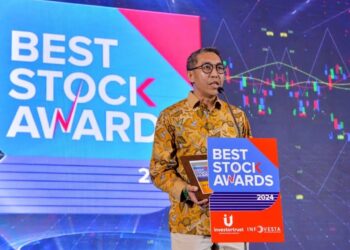 Sekretaris Perusahaan PGN Rachmat Hutama saat menerima penghargaan Best Stock Award 2024 kategori BUMN Mid Cap yang digelar Investor Trust dan Infovesta Utama. (foto: ist)