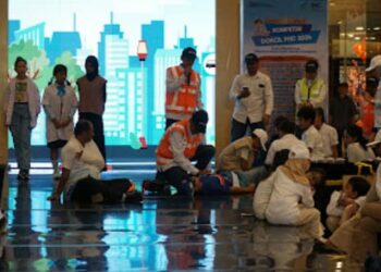 Salah satu adegan penghentian pendarahan dalam Final Kompetisi Dokter Kecil yang digelar RS PHC Surabaya di Grand City Mall, Surabaya. (foto: ist)