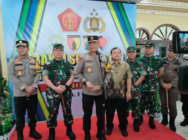 Kapolda dan Pangdam Brawijaya Jawa Timur, Salurkan 5000 Paket Sembako Bansos Kepada Masyarakat Madura dalam Rangka Bulan Bakti TNI – Polri 1 kapolda jatim
