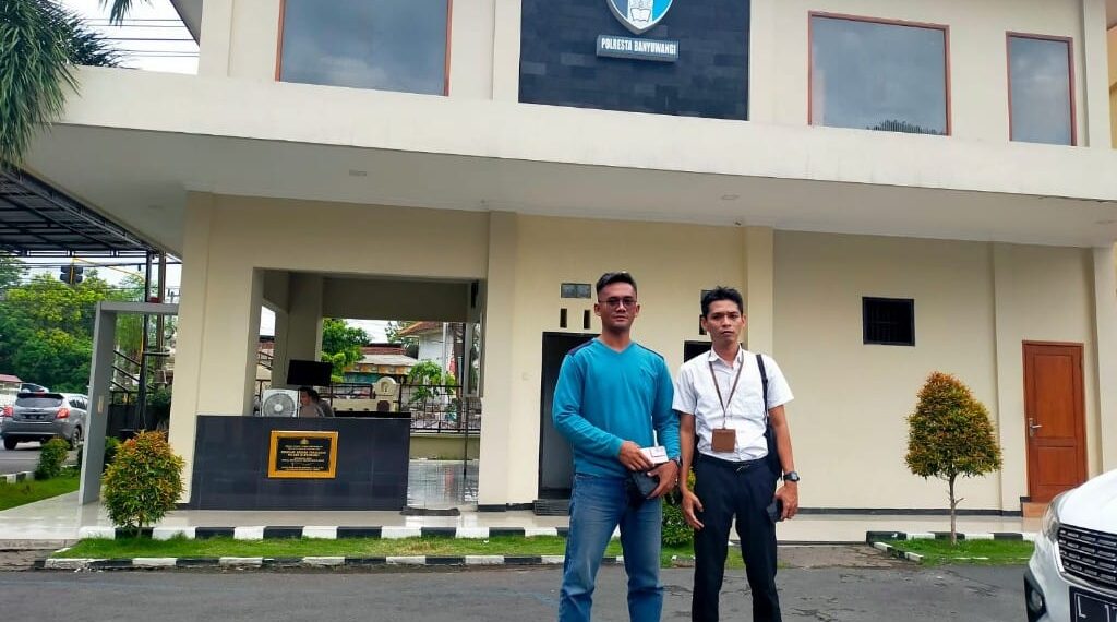 Septiko Rahmat Wardhana (kiri) bersama Yani Kurnia Ardi saat laporan di Mapolresta Banyuwangi