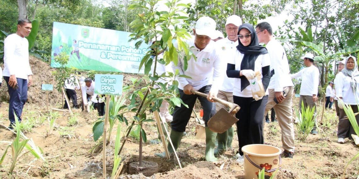 Dirjen PPKL Kementerian LH & Kehutanan Sigit Reliantoro melakukan penanaman pohon alpukat sebagai bagian dari penanaman pohon serentak seluruh Indonesia di areal tebing Kayen. (foto: ist)