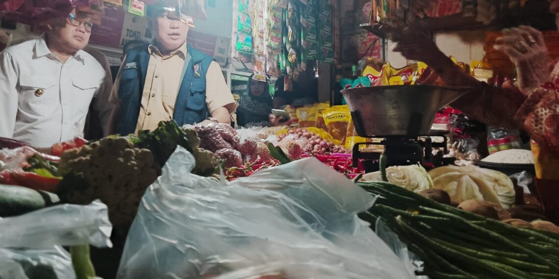 Ketua KPPU M. Fanshurullah Asa didampingi Adhi Karyono Pj Gubernur Jatim saat sidak bahan pokok di Pasar Tambahrejo Surabaya, Sabtu (17/2/2024). (foto: hari/bidik.news)