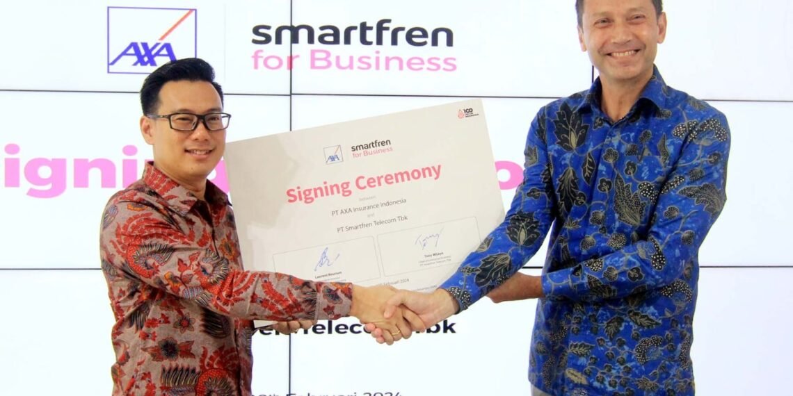 (ki-ka) Tony Wijaya, Chief of Enterprise Business, Smartfren for Business bersama Laurent Bourson, President Director AXA Insurance saat MoU kerja sama di Jakarta, Selasa (20/2/2024). (foto: ist)