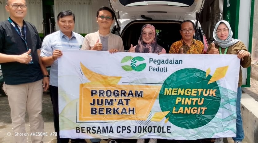 Pegadaian Surabaya Bagikan Ribuan Makanan Siap Saji Lewat Program Jum'at Berkah 1