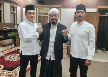 KH.Muslich Abbas, bersama anggota Satgas NCS Mabes Polri,di Pondok pesantren Fachul Ulum,Pacet,Mojokerto, Jawa Timur,Selasa malam (27/02/2024)