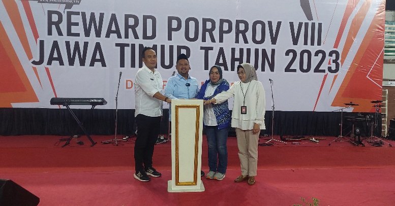 Apresiasi Kontingen Porprov VIII Jatim, Pemkab Gresik Kucurkan Bonus Rp. 9,2 Milyar untuk Atlet dan Offisial 1 Bupati Gresik.H.Fandi Akhmad Yani saat menombol sirine menandai pemberian reward pada para atlet dan offisial Porprov VIII Jatim 2023