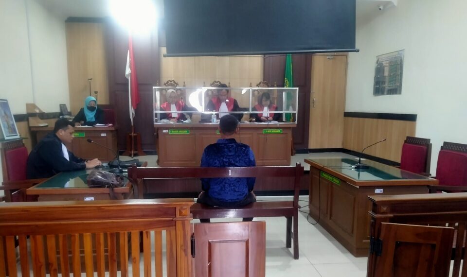 Terdakwa Surianto saat sidang putusan di PN Gresik