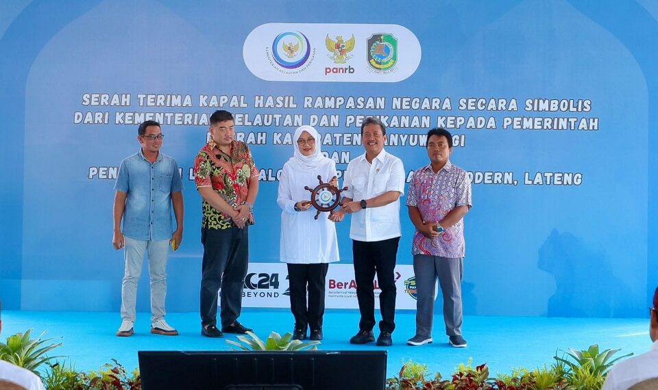 Menteri KKP menyerahkan secara simbolis dua kapal rampasan ilegal fishing kepada Ipuk Fieatiandani