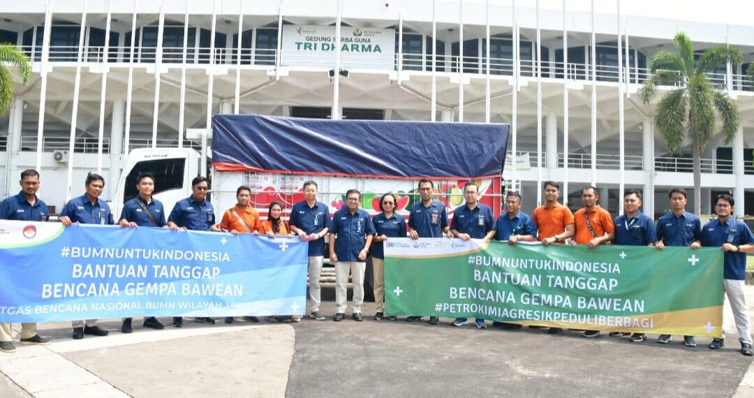 Petrokimia Gresik saat memberikan bantuan kepada korban gempa di pulau Bawean