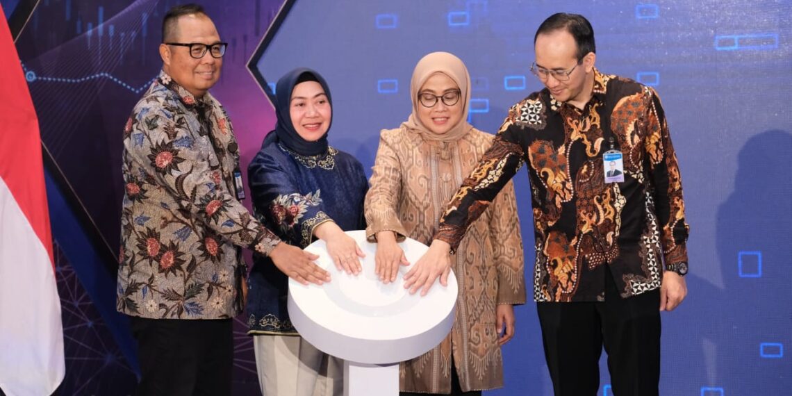 (Kiri-kanan) Bandoe Widiarto, Ida Nuryanti dan Retno Ponco Windarti saat melakukan aktivasi Aplikasi Pertukaran Warkat Debit (PWD) Sistem Kliring Nasional BI (SKNBI) di Wilayah Kliring Surabaya, Jumat  (1/3/2024). (foto: ist)