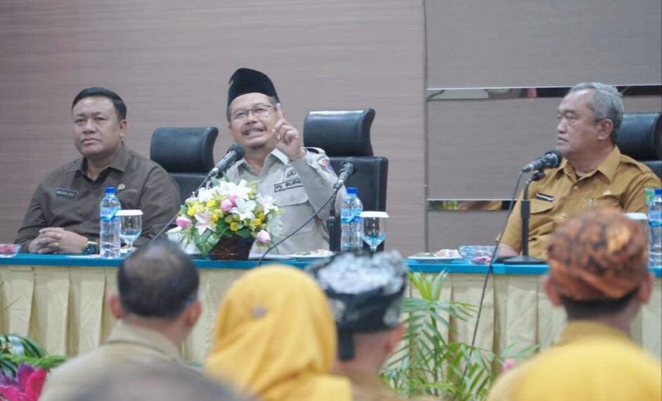 Pj Bupati Andriyanto tengah didampingi Asisten Pemerintahan dan Kesra, Diano Fela Very Santoso dan Kepala Dinas Pendidikan dan Kebudayaan Kabupaten Pasuruan, Tri Agus Budiharto.