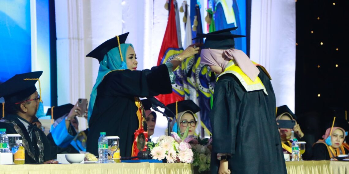 Unitomo Wisuda 623 Lulusan 1 Pemindahan kuncir toga dari perwakilan wisudawan oleh Rektor, Prof. Dr. Siti Marwiyah, SH., MH. (foto: ist)