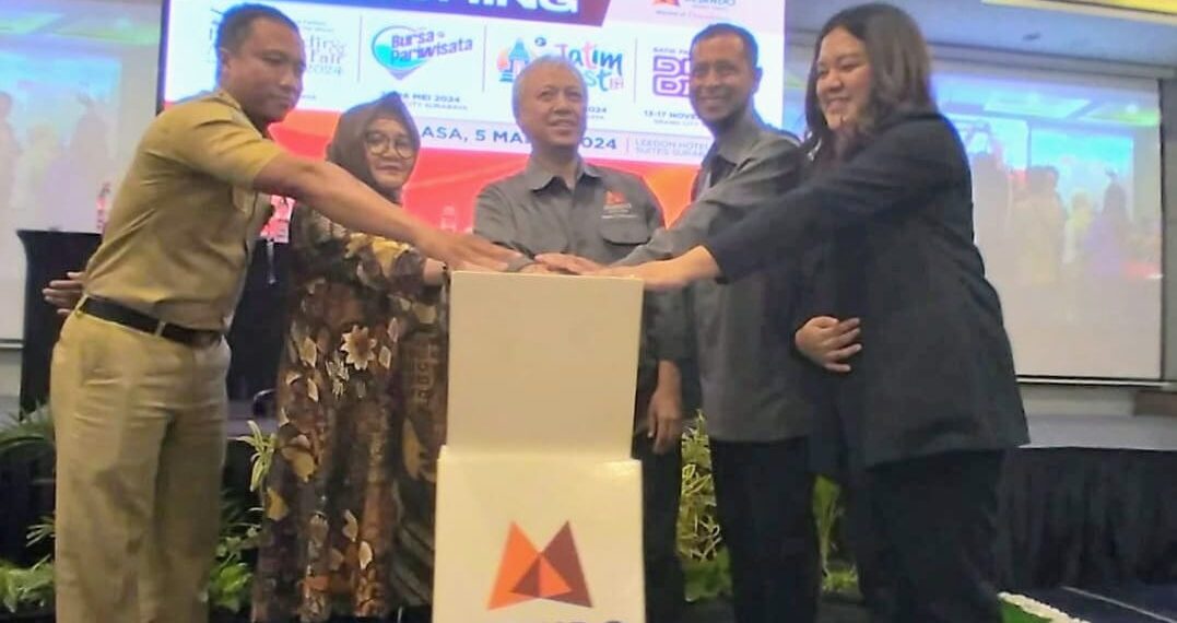 Dirut PT Debindo Mitra Tama Dadang M Kushendarman (tengah) saat launching
Rangkaian Event Reguler di 2024 di Leedon Hotel & Suites Surabaya, Selasa (5/3/2024). (foto2: hari/bidik.news)