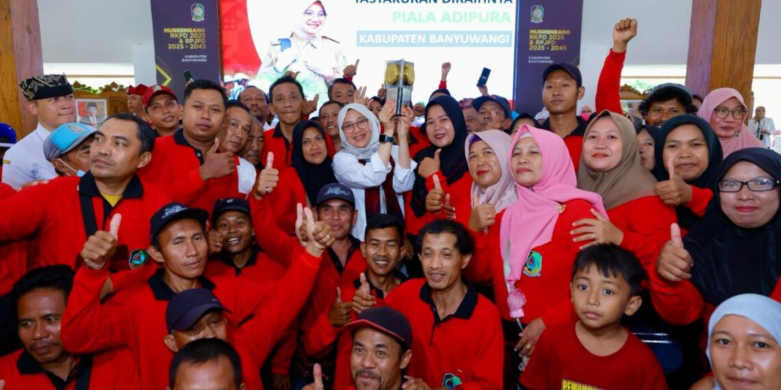 Bupati Ipuk Tasyakuran Bersama Petugas Kebersihan atas Kembali Diraihnya Adipura 1 Ipuk Fiestiandani bersama para petugas kebersihan