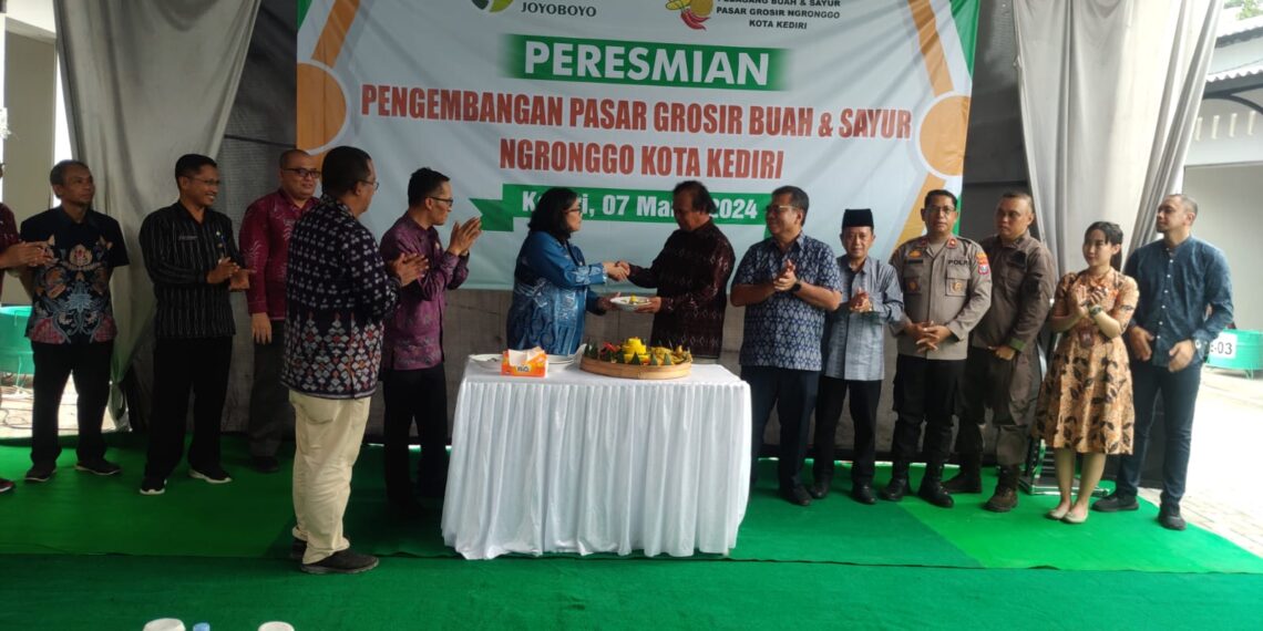 Pj Wali Kota Kediri Zanariah Resmikan Kios Buah dan Sayur Pasar Grosir