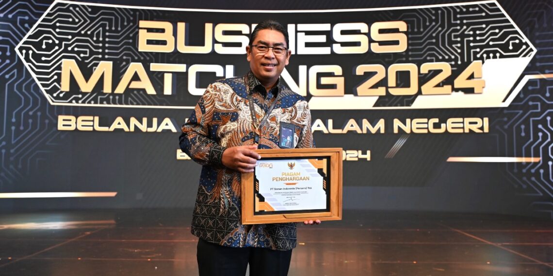 Direktur Supply Chain SIG Yosviandri membawa piagam Penghargaan P3DN Kategori BUMN dari Kementerian Perindustrian, Kamis (7/3/2024). (foto: ist)