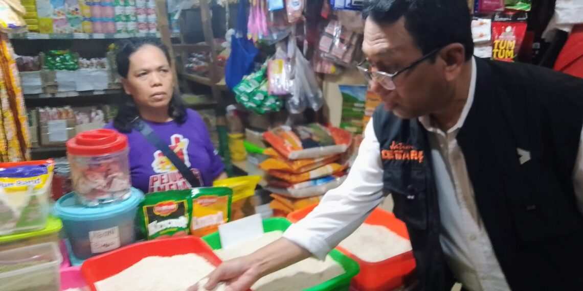 Salah satu pedagang beras di pasar Tambahrejo Surabaya. (foto: hari/bidik.news)