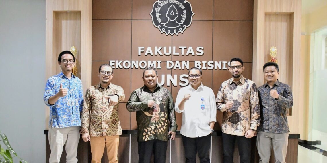 Anggota KPPU Budi Joyo Santoso saat kuliah umum "Penyuluh Kemitraan" di Universitas Negeri Sebelas Maret (UNS) Surakarta, Jumat (8/3/2024). (foto: ist)