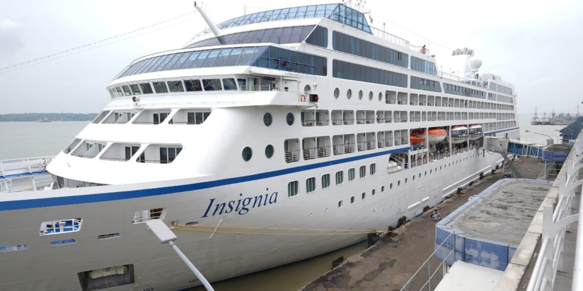 Kapal pesiar MV. Insignia yang memiliki bobot 30.277 GT dengan panjang 180 meter. (foto- ist)